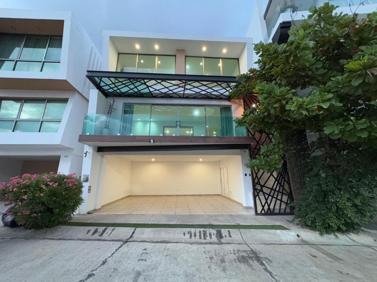 Casa con Vista Espectacular en Colinas de San Miguel (Privada)