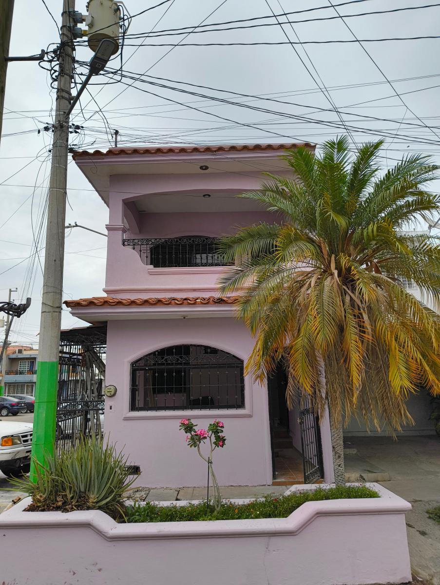 Casa de 2 Pisos en Infonavit Barrancos, Culiacán