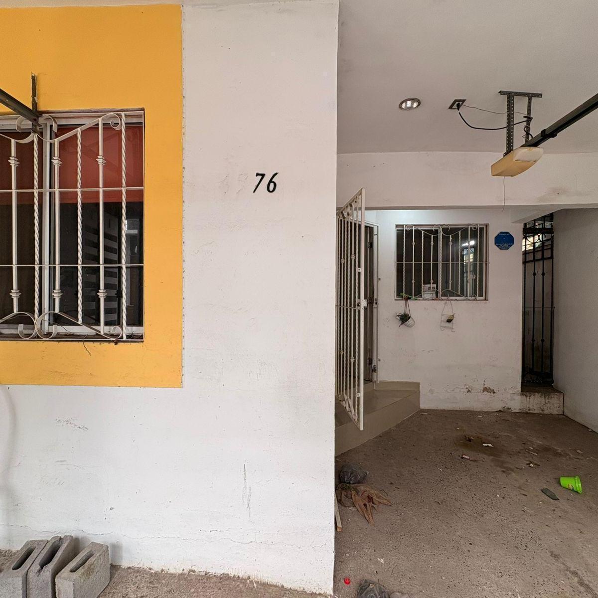 Casa en Venta en Lomas de San Isidro con Cochera Techada Zona Sur