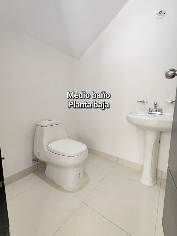 casa-en-venta-en-privada-con-excedente-4-recamaras-sector-la-conquista - Vista 19