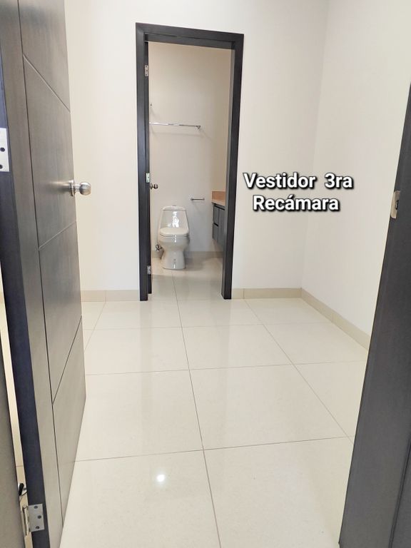 casa-en-venta-en-privada-con-excedente-4-recamaras-sector-la-conquista - Vista 20