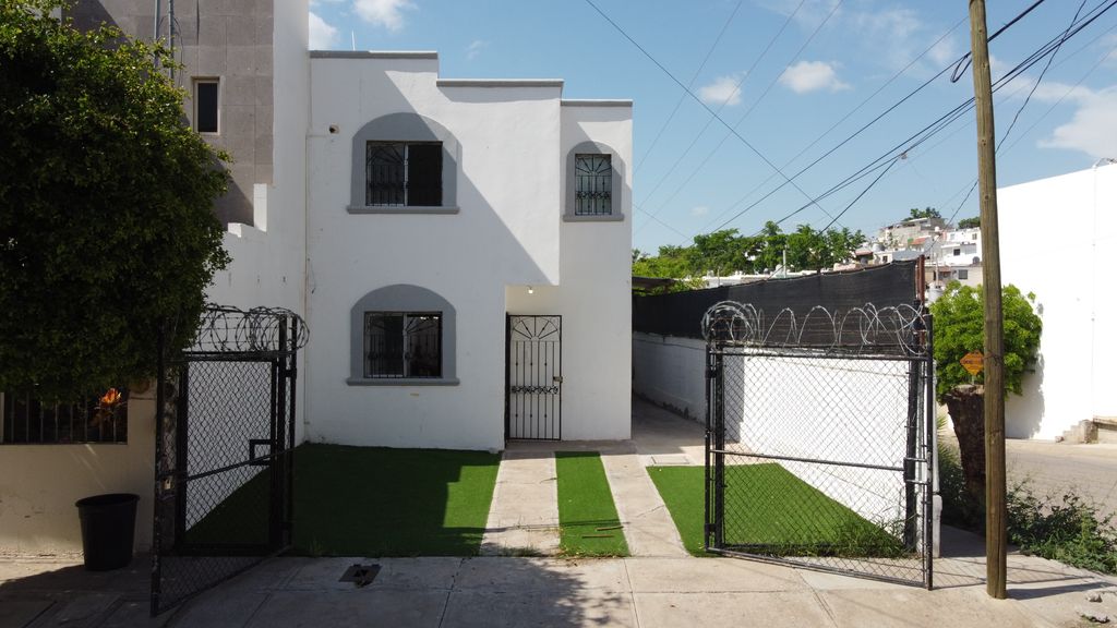 casa-venta-casa-en-venta-lomas-del-sol-en-esquina-2-pfnKusE - Vista 1