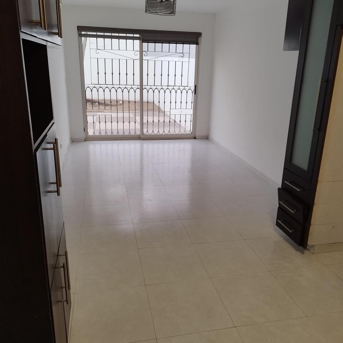 se-vende-casa-en-boulevard-doctor-mora-en-las-quintas - Vista 5