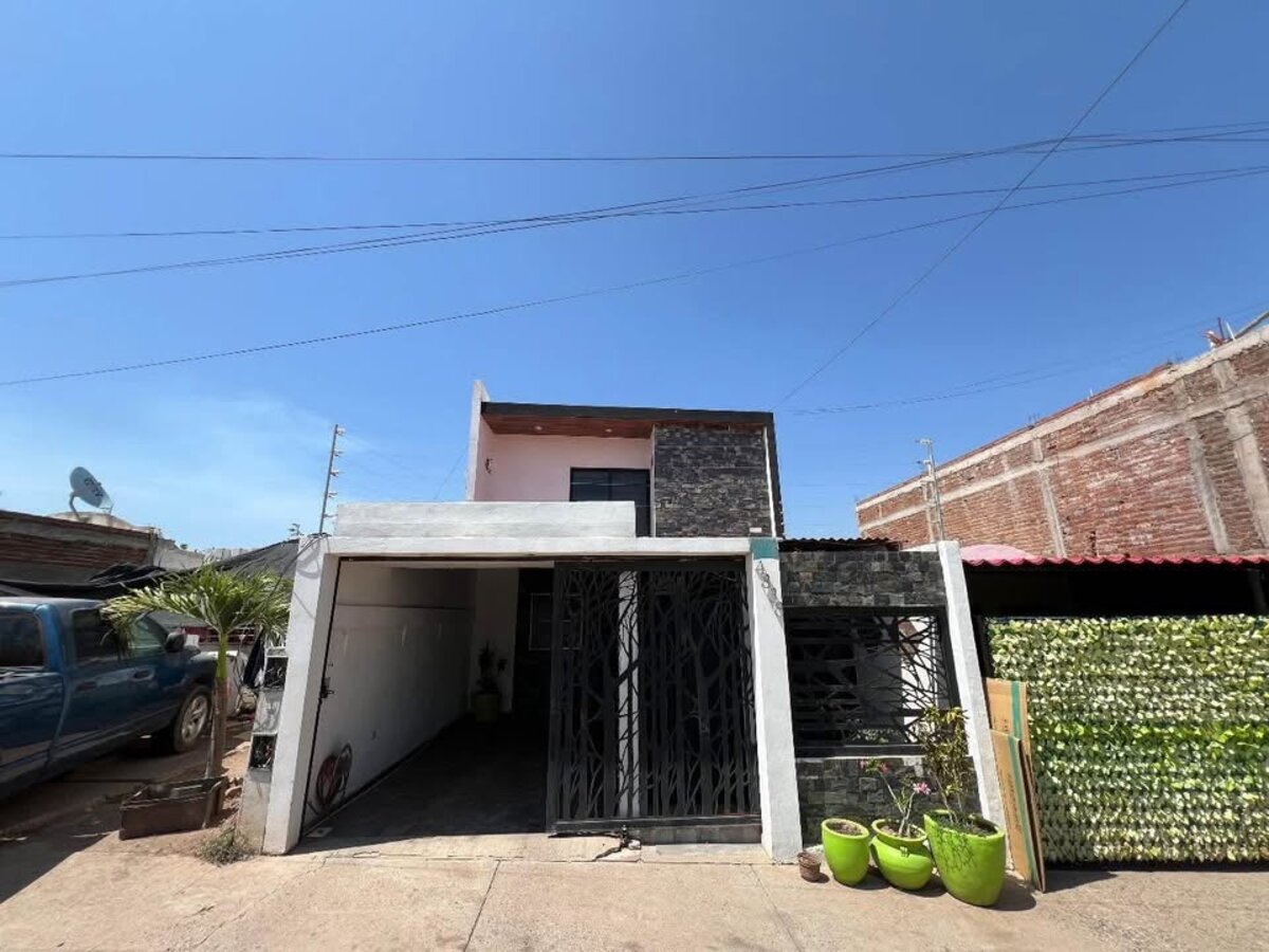 Casa Las Glorias - Fachada principal