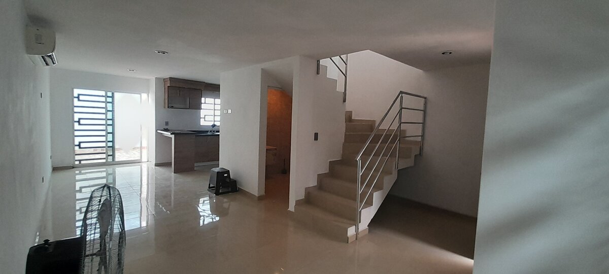 La Estancia I - Sala comedor y escaleras