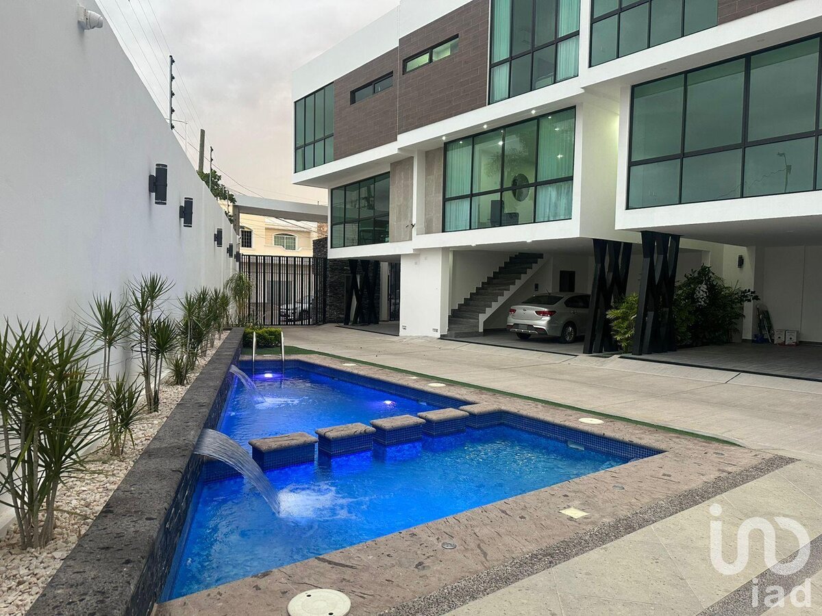 Los Pinos - Fachada premium con alberca