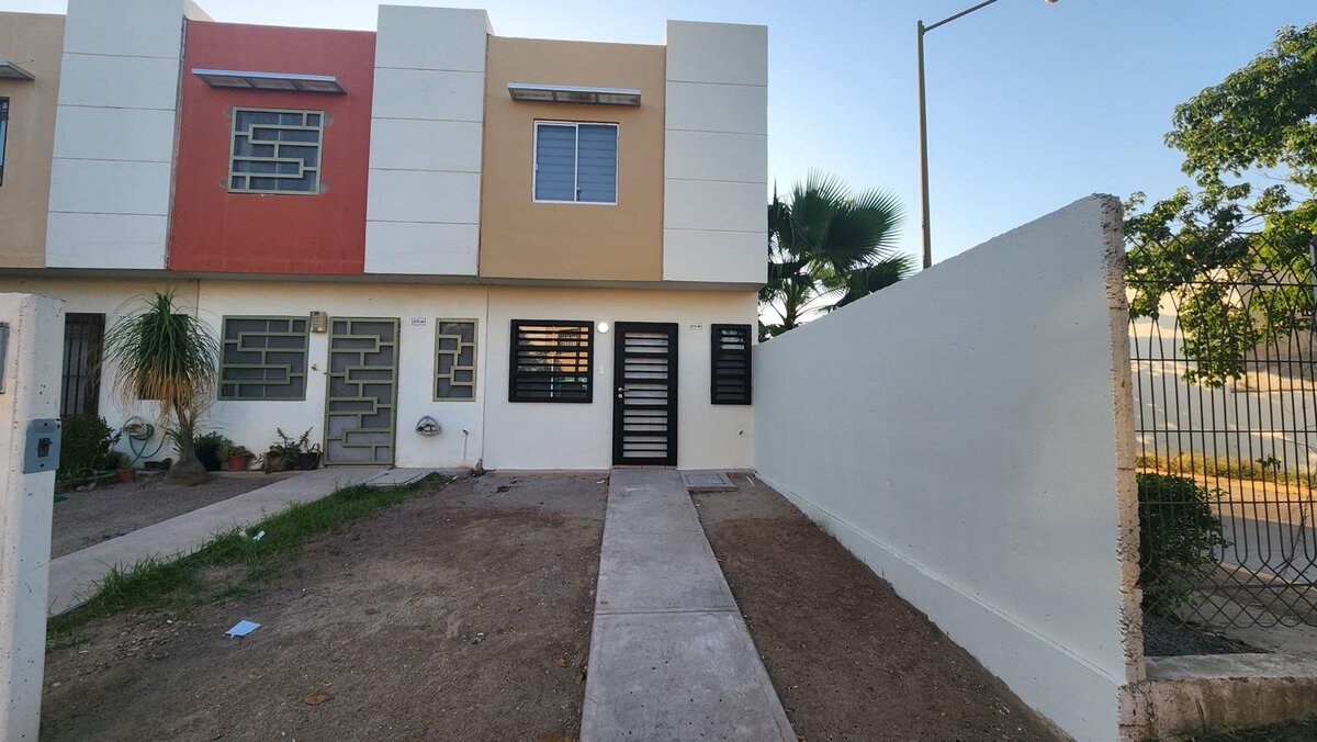 Fachada principal de casa remodelada de 2 pisos en Valle Alto Verde