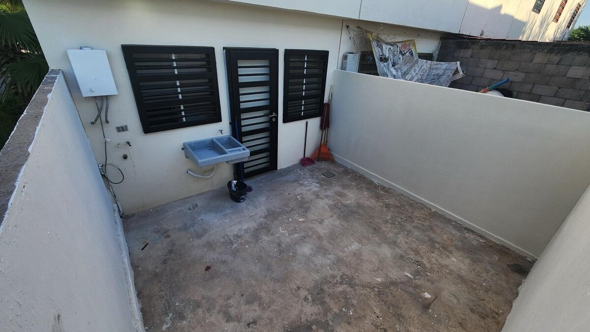 Área de lavado techada con patio privado