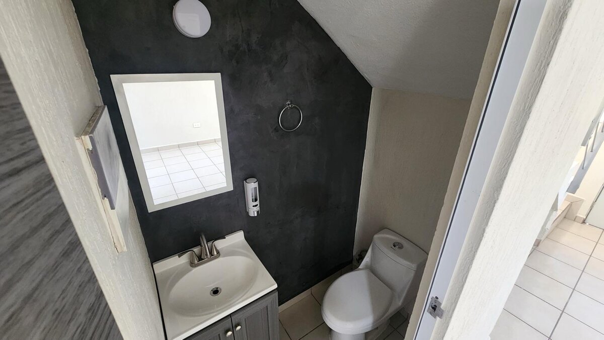 Baño completamente remodelado con acabados contemporáneos