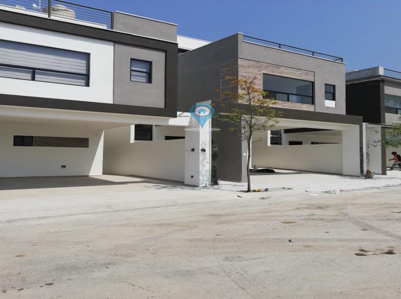 Venta en Cumbres 3 Niveles Frente a Parque