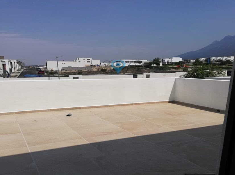 Venta en Cumbres 3 Niveles Frente a Parque